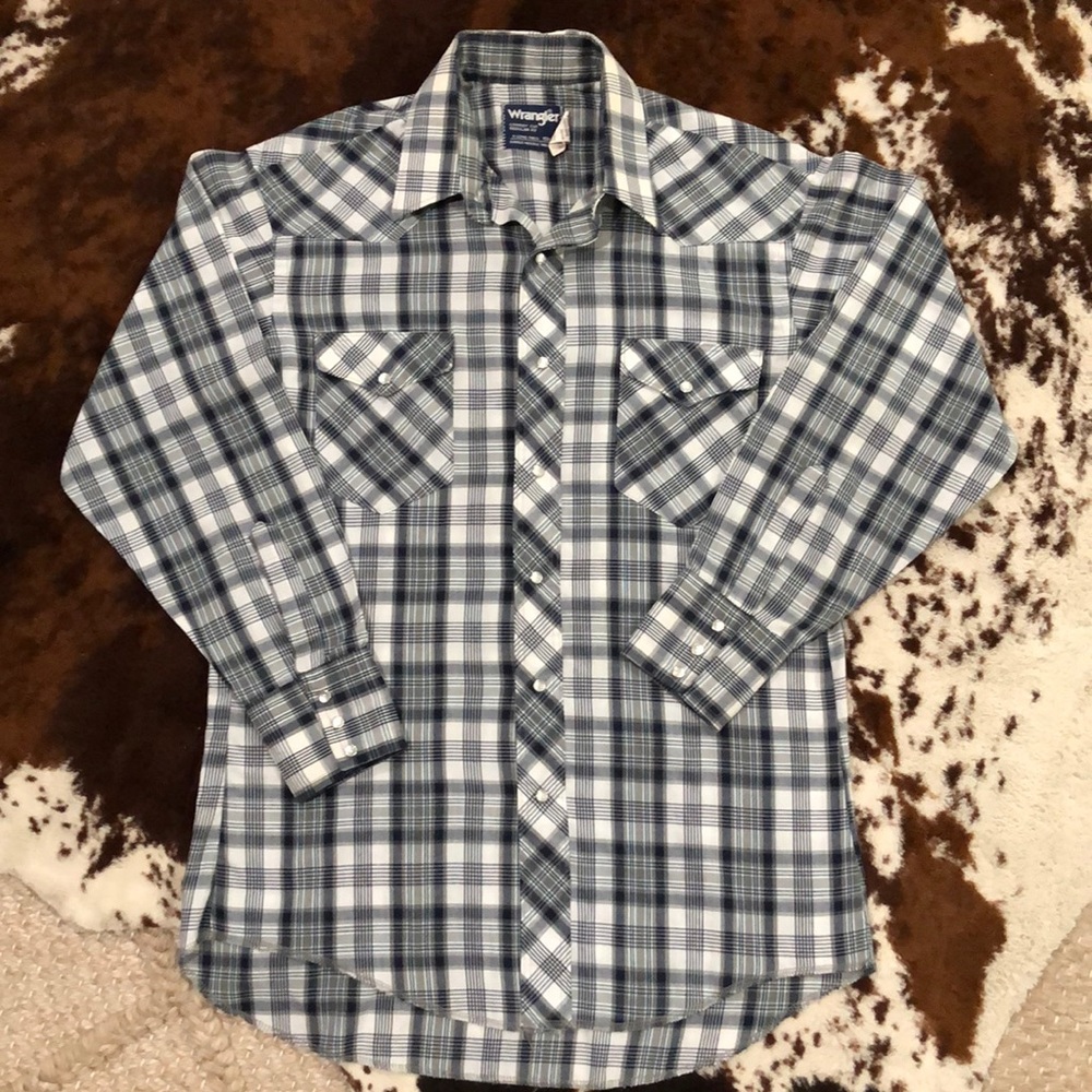 Vintage long sleeved Wrangler pearl snap shirt